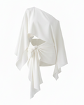 Conjunto ZAMNA blanco de MIZZBOGI, con top de un hombro, mangas amplias y pareo corto anudado, sin modelo.