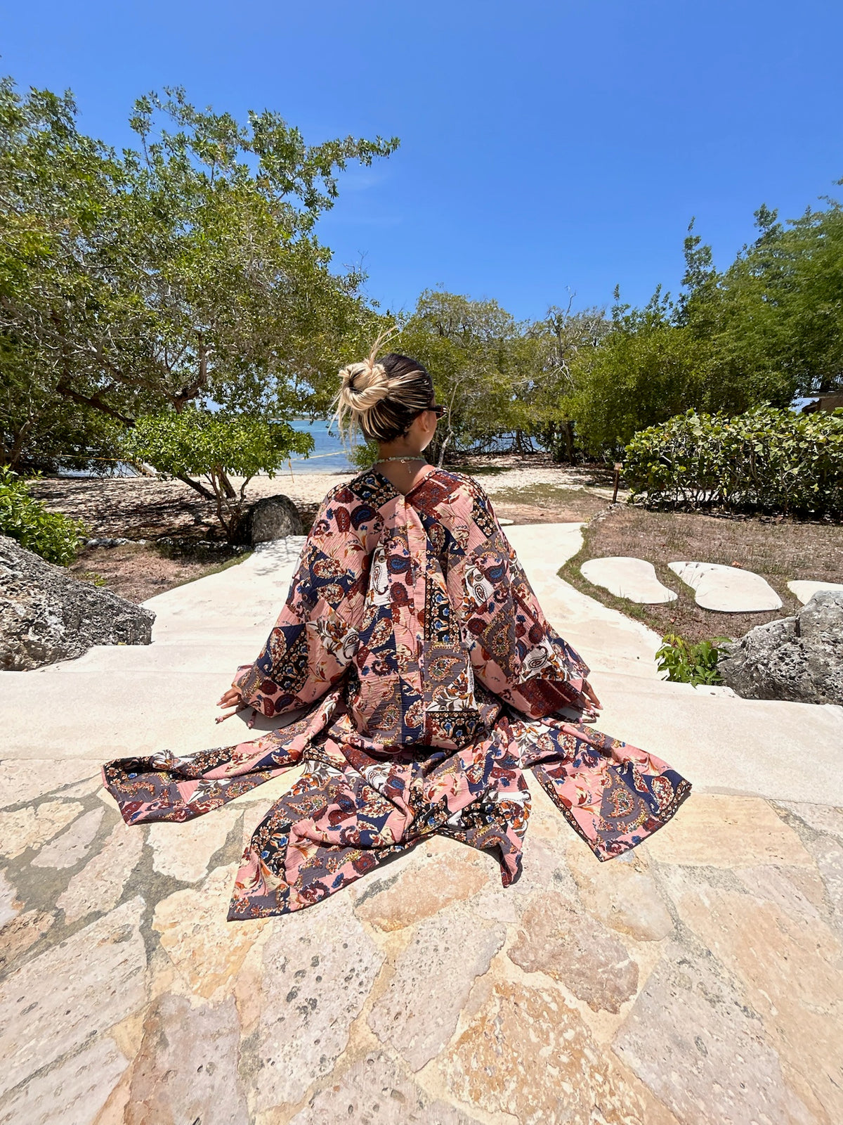 Kimono largo COVER 22 de MIZZBOGI con estampado patchwork.