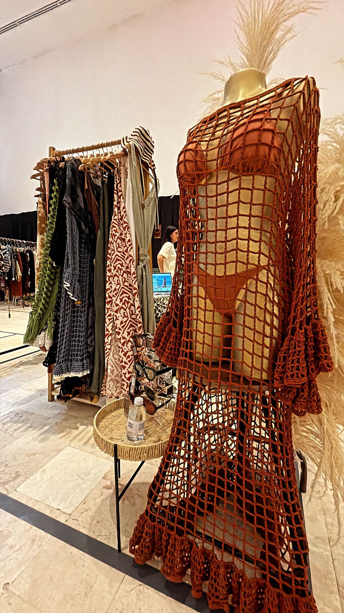Vestido maxi crochet calado terracota mangas acampanadas volante maniquí showroom MIZZBOGI Colombia