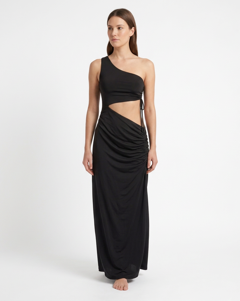 Vestido largo AVRA negro en modelo, vista frontal con escote asimétrico de un hombro, abertura lateral y falda drapeada.