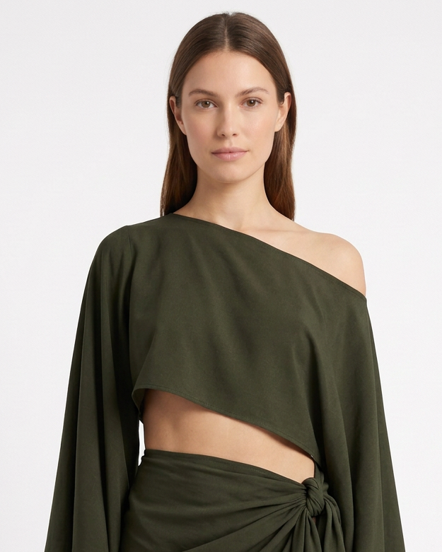 Detalle del conjunto ZAMNA verde militar de MIZZBOGI, con top corto asimétrico y pareo anudado a la cadera.
