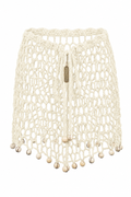 Minifalda ARUMA crema vainilla sin modelo, tejida en crochet calado con cuentas decorativas y cordones ajustables.