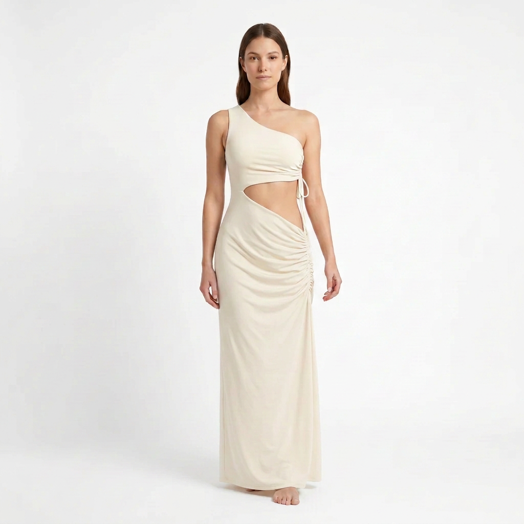 Vestido largo AVRA marfil en modelo, vista frontal con escote de un hombro, abertura lateral y caída drapeada sobre la cadera.
