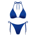 Bikini CURAZAO azul rey, vista delantera sin modelo, con top de triángulos y tiras enrolladas con puntas marfil.