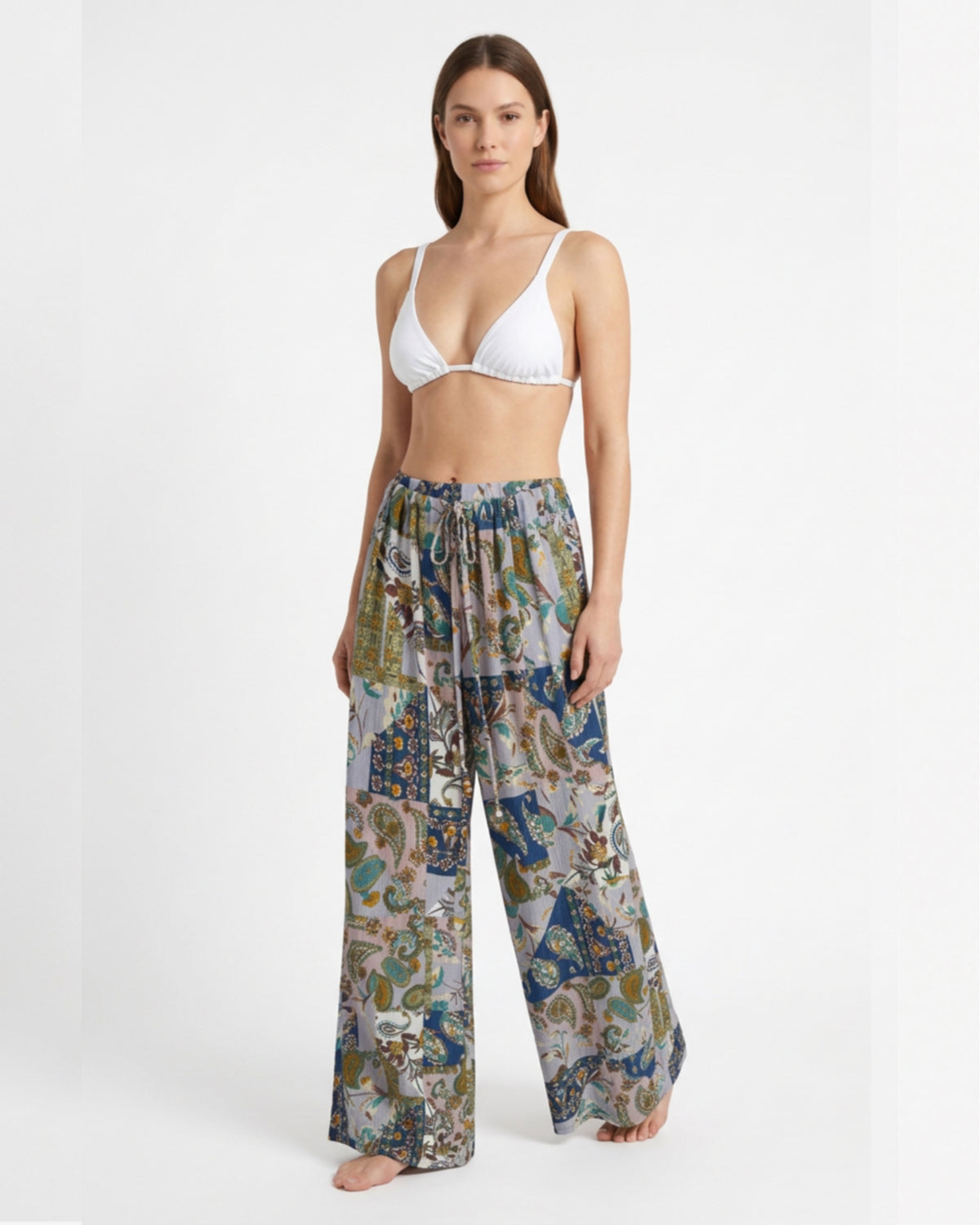 Modelo con pantalón PALAZZO 22’ azul multicolor de MIZZBOGI y top blanco, vista frontal.