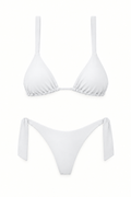 Bikini COCHE blanco con top triangular de tiras anchas y panty con amarres en ambos laterales, vista frontal.