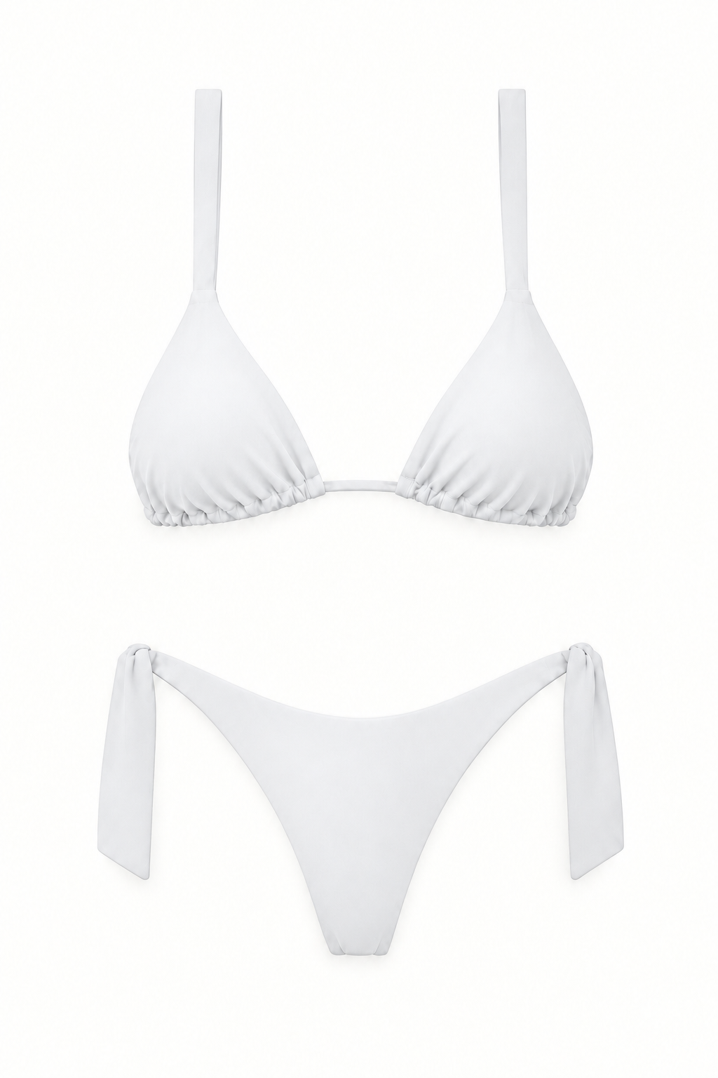 Bikini COCHE blanco con top triangular de tiras anchas y panty con amarres en ambos laterales, vista frontal.