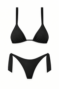 Bikini COCHE negro con top triangular de tiras anchas y panty con amarres en ambos laterales, vista frontal.