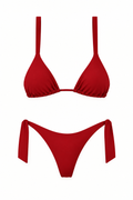 Bikini COCHE rojo con top triangular de tiras anchas y panty con amarres en ambos laterales, vista frontal.