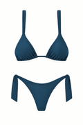 Bikini COCHE verde azulado con top triangular de tiras anchas y panty con amarres en ambos laterales, vista frontal.