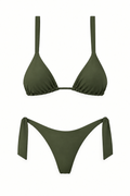 Bikini COCHE verde militar con top triangular de tiras anchas y panty con amarres en ambos laterales, vista frontal.