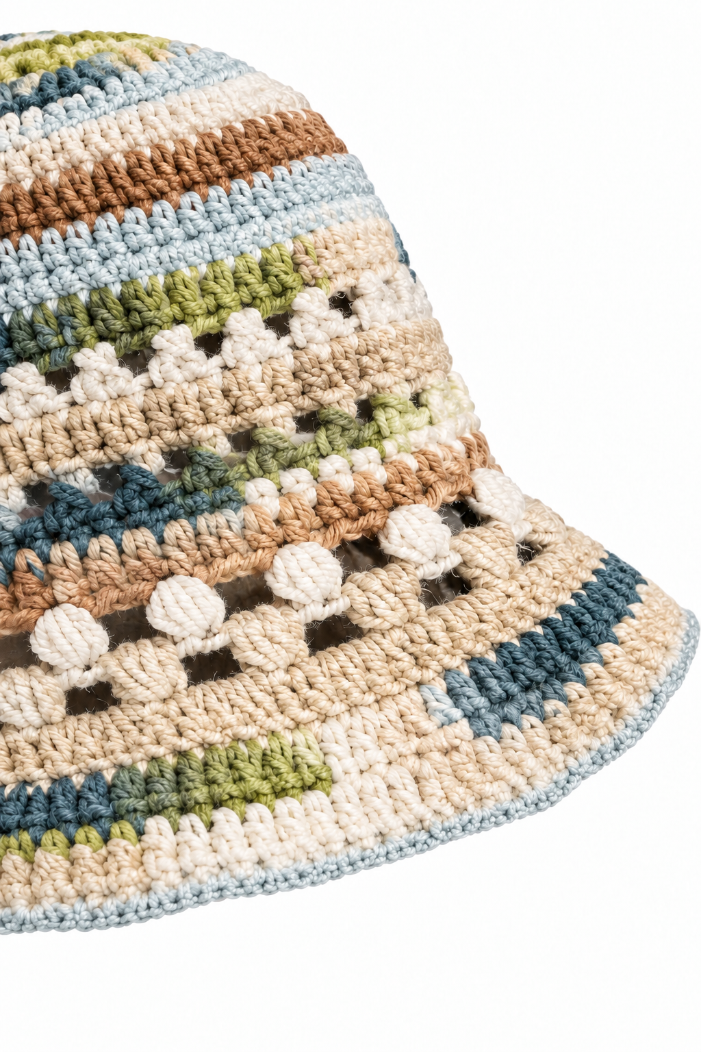 Detalle del ala del sombrero YAQUE, con remate fino en crochet azul claro, puntos en relieve y tejido calado multicolor.