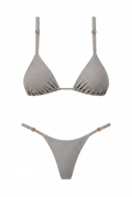 Bikini LOS ROQUES plateado de MIZZBOGI, top triangular y panty de laterales regulables con herrajes dorados, vista frontal.