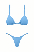 Bikini LOS ROQUES azul baby de dos piezas, con top triangular, tiras rectas regulables y panty sin lazos con reguladores dorados, vista frontal.