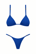 Bikini LOS ROQUES azul rey de dos piezas, con top triangular, tiras rectas regulables y panty sin lazos con reguladores dorados, vista frontal.
