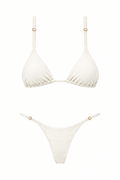 Bikini LOS ROQUES blanco de dos piezas, con top triangular, tiras rectas regulables y panty sin lazos con reguladores dorados, vista frontal.