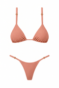 Bikini LOS ROQUES durazno rosado de MIZZBOGI, top triangular y panty de laterales regulables, vista frontal.