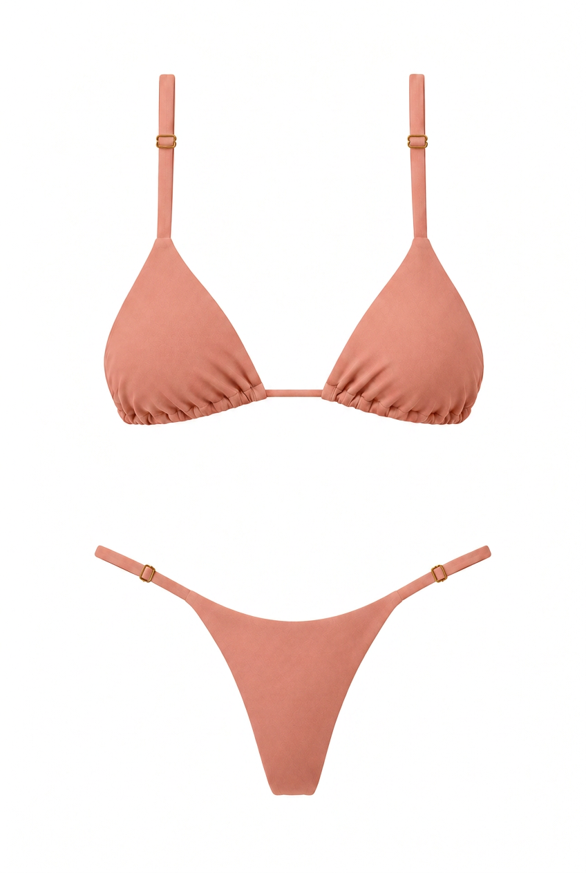 Bikini LOS ROQUES durazno rosado de MIZZBOGI, top triangular y panty de laterales regulables, vista frontal.