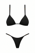 Bikini LOS ROQUES negro de dos piezas, con top triangular, tiras rectas regulables y panty sin lazos con reguladores dorados, vista frontal.
