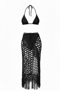 Falda LUX negra sin modelo, con tejido de crochet calado, flecos largos y cintura ajustable, acompañada de un top de bikini como referencia de estilo.