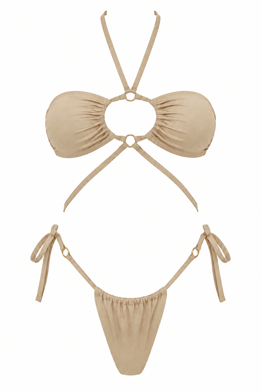 Bikini MARGARITA dorado de dos piezas, con top fruncido, abertura y aros centrales, tiras cruzadas y panty ajustable con lazos laterales, vista frontal.