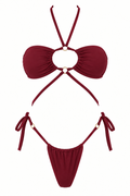Bikini MARGARITA vinotinto de dos piezas, con top fruncido, abertura y aros centrales, tiras cruzadas y panty ajustable con lazos laterales, vista frontal.