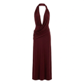 Vestido largo NÁYA MAXI vinotinto sin modelo, vista delantera con escote en V y drapeado diagonal.