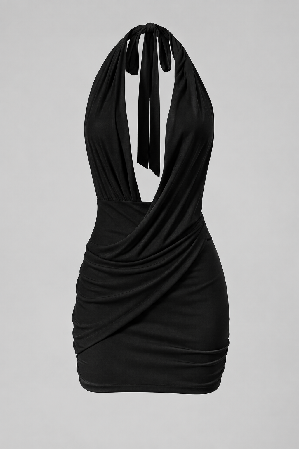 Vestido mini NÁYA negro sin modelo, con escote halter profundo, drapeado diagonal y silueta ajustada, vista frontal.