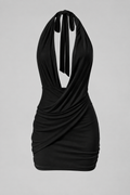 Vestido mini NÁYA negro sin modelo, con escote halter profundo, drapeado diagonal y silueta ajustada, vista frontal.