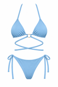 Bikini ORCHILA azul baby de dos piezas, con top triangular, aro central, tiras cruzadas y panty con lazos laterales, vista frontal.