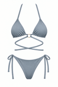 Bikini ORCHILA plateado de dos piezas, con top triangular, aro central, tiras cruzadas y panty con lazos laterales, vista frontal.