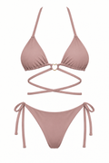 Bikini ORCHILA nude de dos piezas, con top triangular, aro central, tiras cruzadas y panty con lazos laterales, vista frontal.