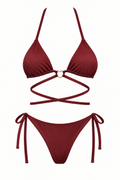 Bikini ORCHILA vino de dos piezas, con top triangular, aro central, tiras cruzadas y panty con lazos laterales, vista frontal.