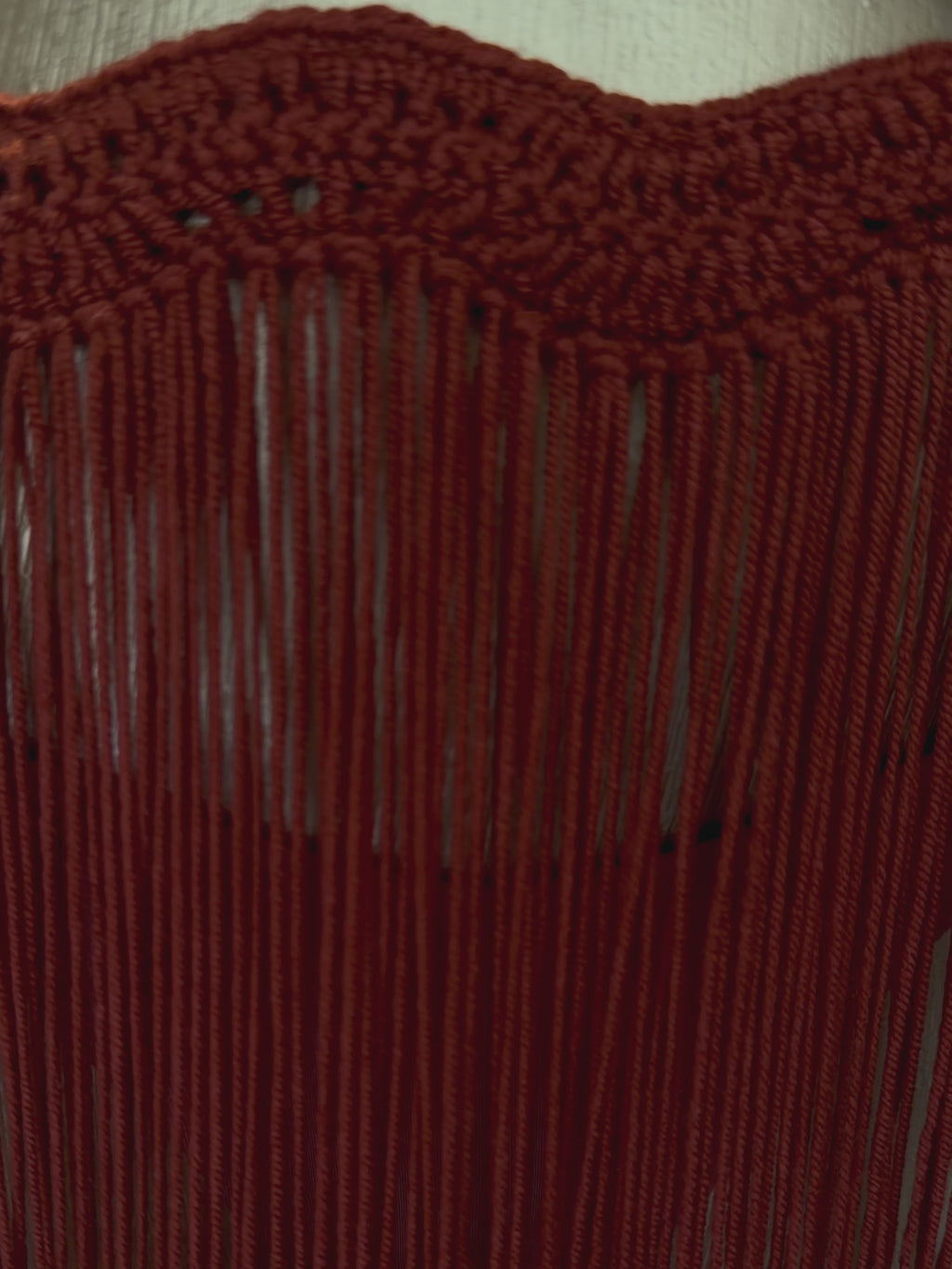 Video de la falda MINI TASSEL OLAS tejida a mano, con pretina de ondas, flecos, tiras ajustables y aro en tono madera clara.