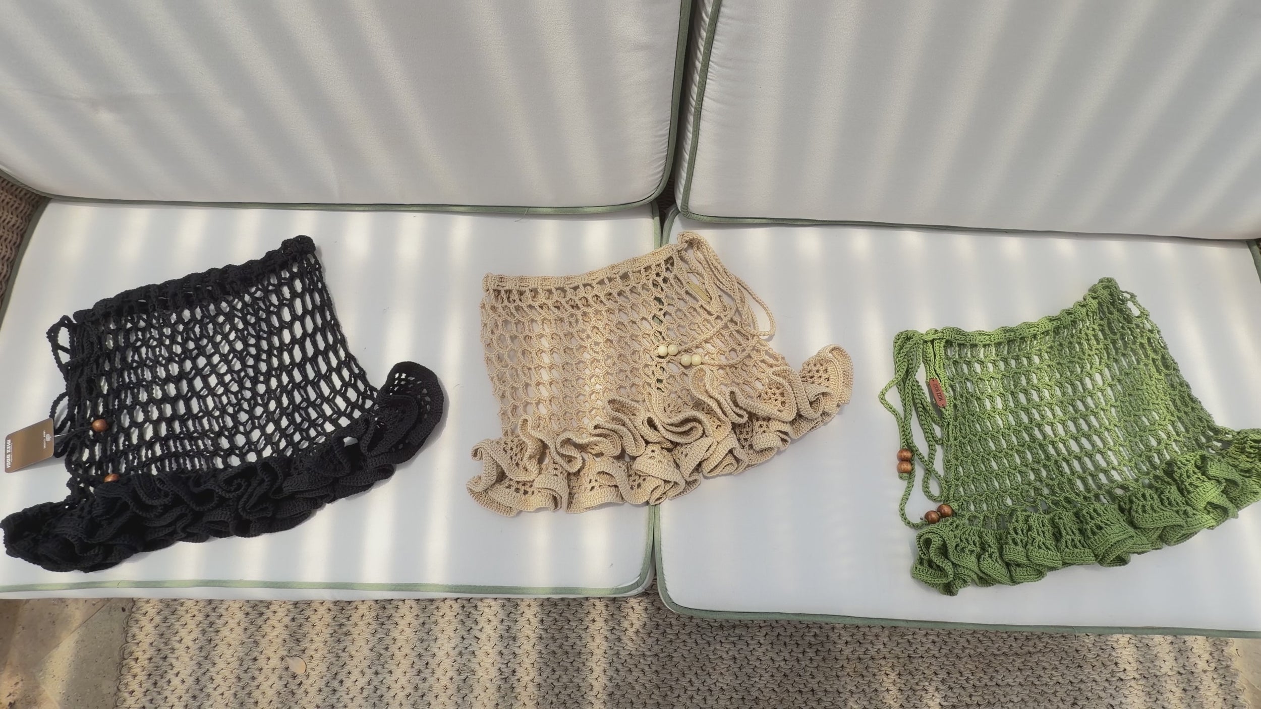 Video de la minifalda MINI SEVILLA tejida a mano en red, con volados y ajuste en cintura.