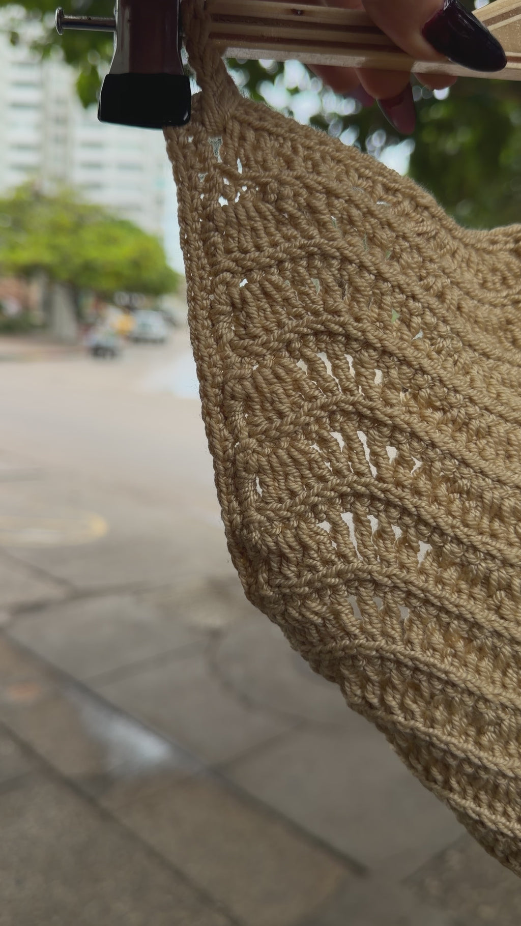 Video del TOP OLAS tejido a mano en crochet, con diseño asimétrico de ondas en relieve y ajuste en la espalda.