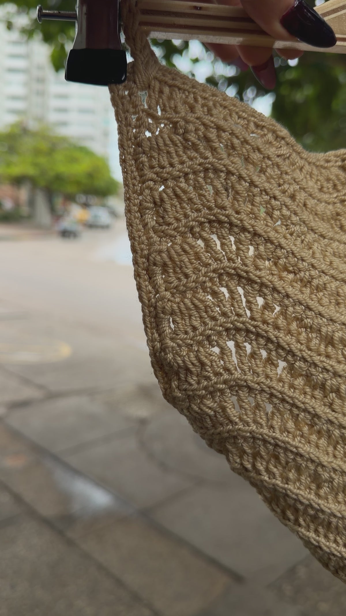 Video del TOP OLAS tejido a mano en crochet, con diseño asimétrico de ondas en relieve y ajuste en la espalda.