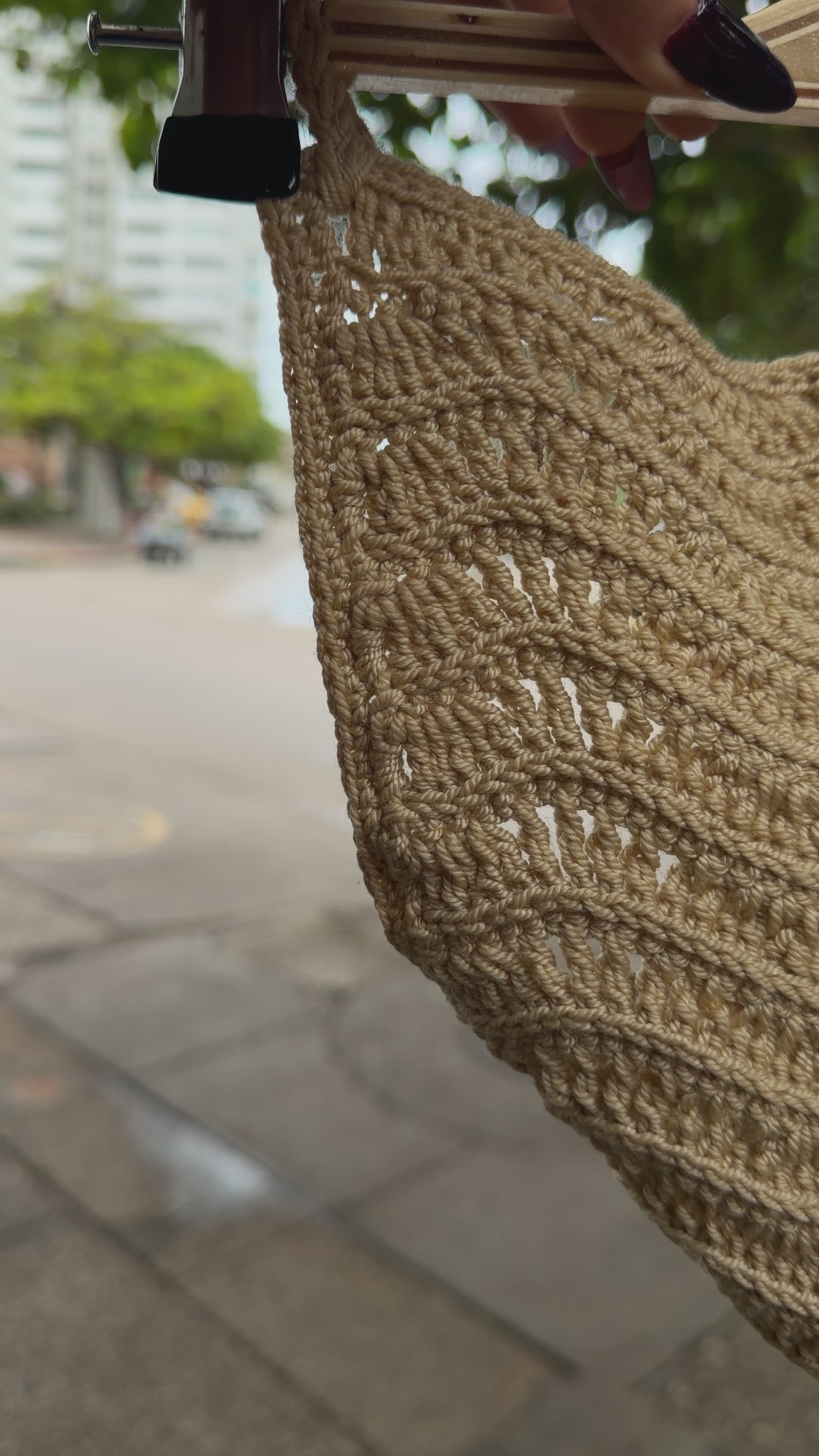 Video del TOP OLAS tejido a mano en crochet, con diseño asimétrico de ondas en relieve y ajuste en la espalda.