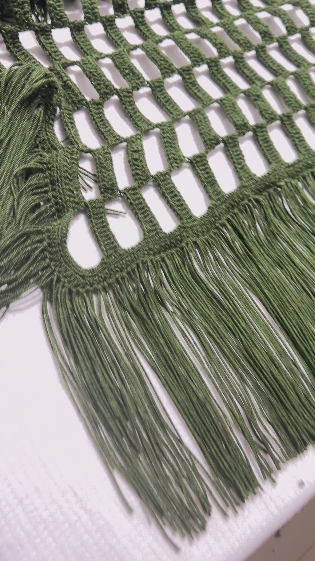 Detalle del tejido artesanal de la falda LUX, con crochet calado y terminaciones en flecos.