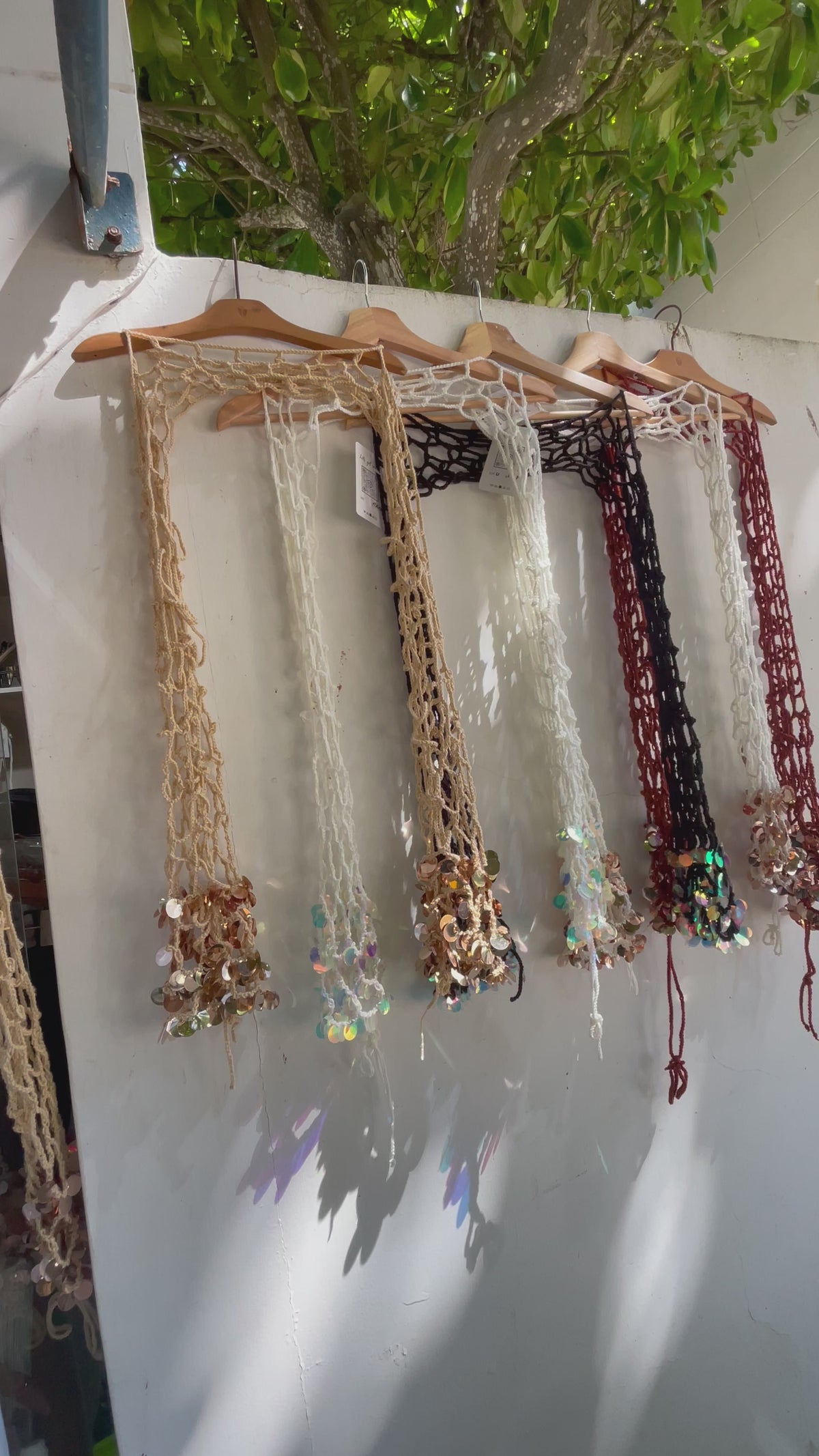 Video del BUSO FESTIVAL tejido a mano en crochet, con mangas caladas y terminación de lentejuelas.
