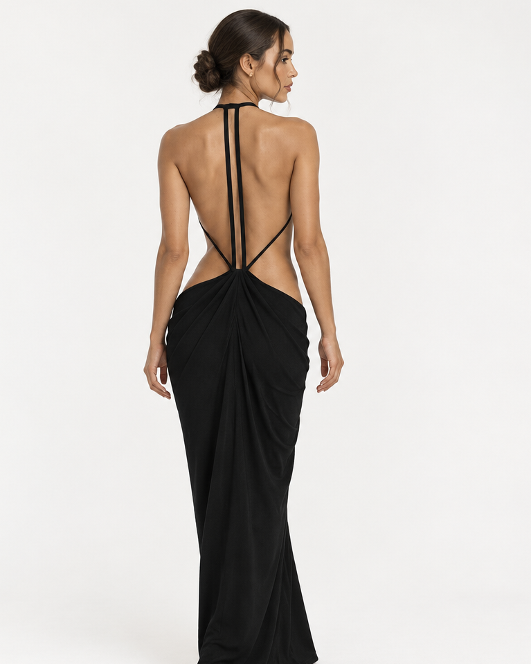 Vestido largo SELINI negro, vista de espalda en modelo con espalda descubierta y tirantes finos.
