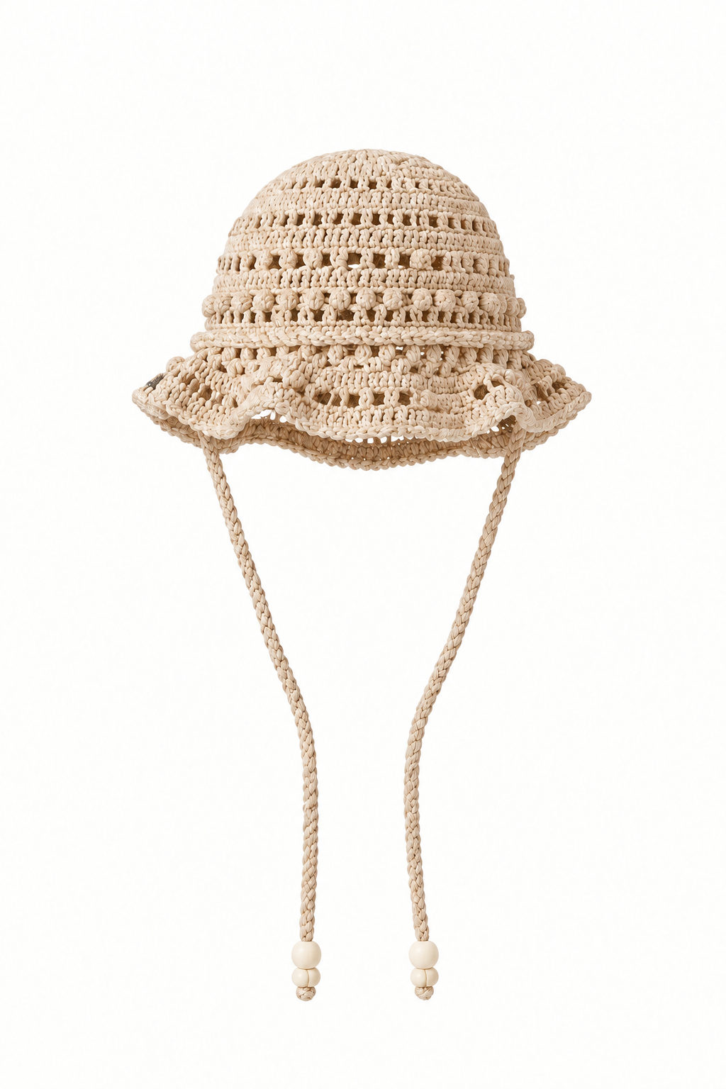 Sombrero YAQUE beige tejido a mano en crochet, vista frontal sin modelo, con ala ondulada y tiras largas con cuentas