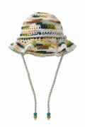 Sombrero YAQUE multicolor de crochet artesanal, vista trasera de tres cuartos sin modelo, con etiqueta de cuero vegano MIZZ BOGI y cordón de ajuste.