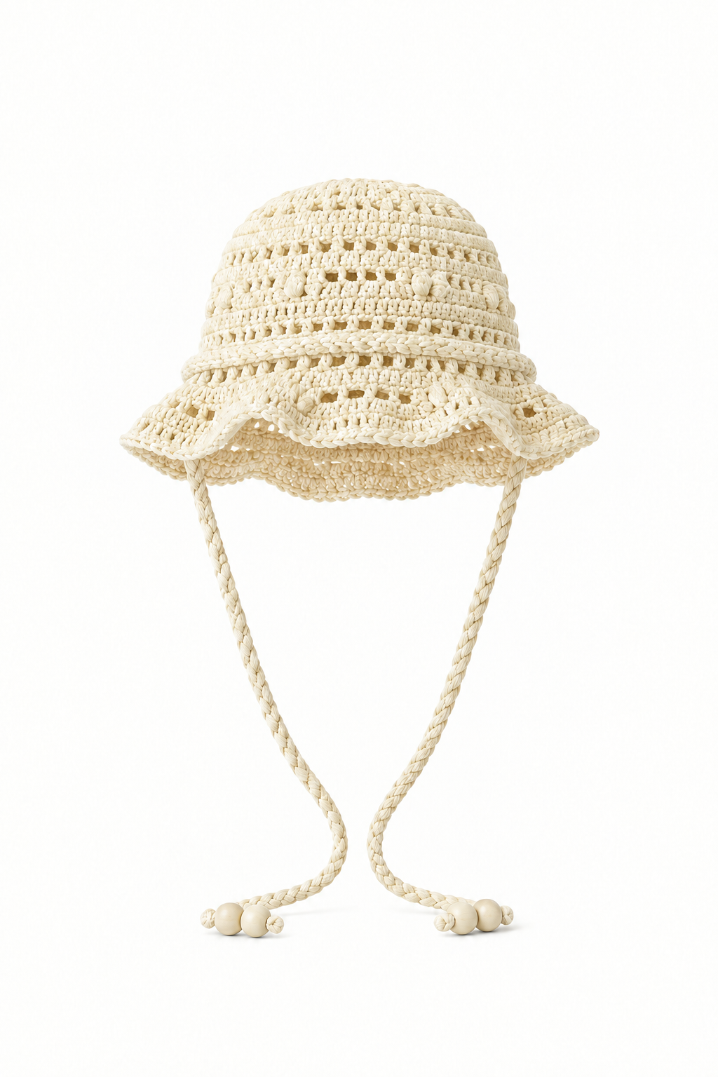 Sombrero YAQUE crema tejido a mano en crochet, vista frontal sin modelo, con ala ondulada y tiras largas con cuentas
