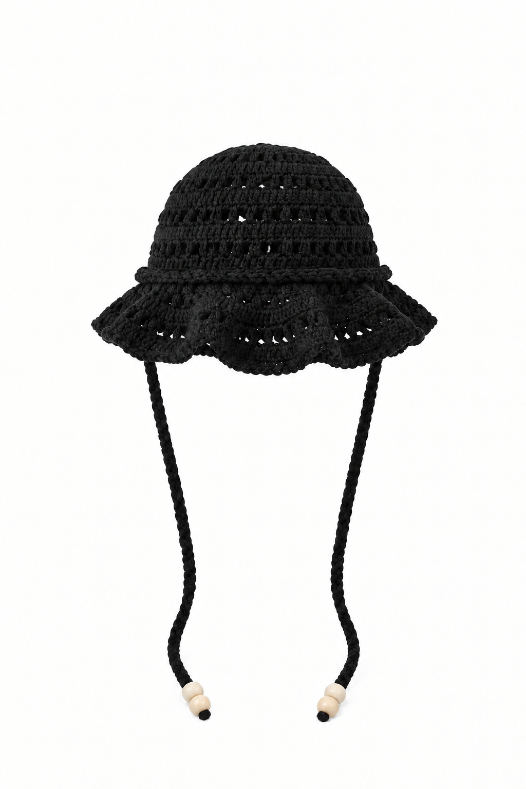 Sombrero YAQUE negro tejido a mano en crochet, vista frontal sin modelo, con ala ondulada y tiras largas con cuentas