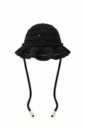 Sombrero YAQUE negro tejido a mano en crochet, vista frontal sin modelo, con ala ondulada y tiras largas con cuentas
