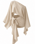 Conjunto ZAMNA beige de MIZZBOGI, con top asimétrico y pareo corto cruzado con extremos largos, sin modelo.